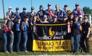一群带着丝带的学生 & 东校区 Equine Program banner