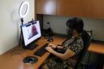 woman wearing mask at desk with computer & 环光