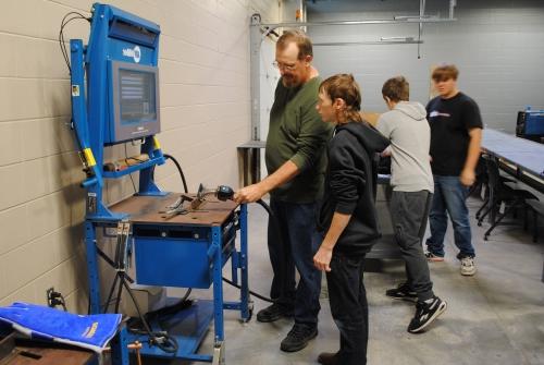 大学讲师保罗·埃里克森向高中生展示如何使用焊接模拟器